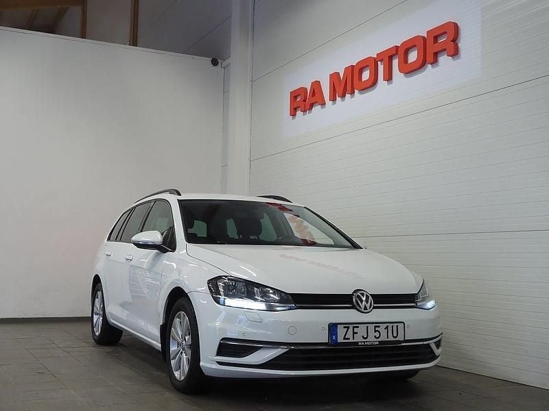 Vit Begagnad 2019 VW Golf VII Kombi | 159 900 kr (Marknadspris) - Bild 1/3