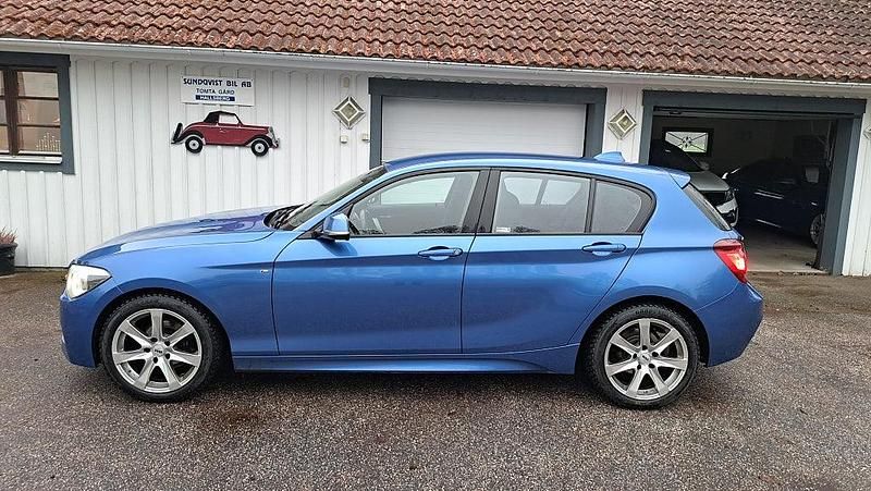 Blå metallic Begagnad 2014 BMW 118 Halvkombi | 134 000 kr (Marknadspris) - Bild 1/4