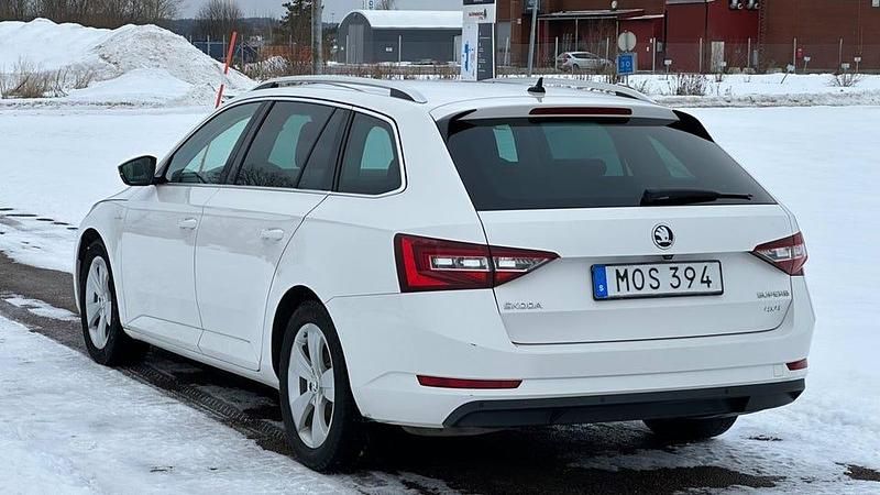 Begagnad Skoda Superb Business Line 190 HK (139 kW) 2018 Vit Kombi