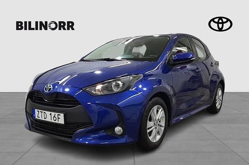 Mörkblå (blå) Begagnad 2022 Toyota Yaris Hybrid Active Halvkombi | 199 900 kr (Bra pris) - Bild 1/3