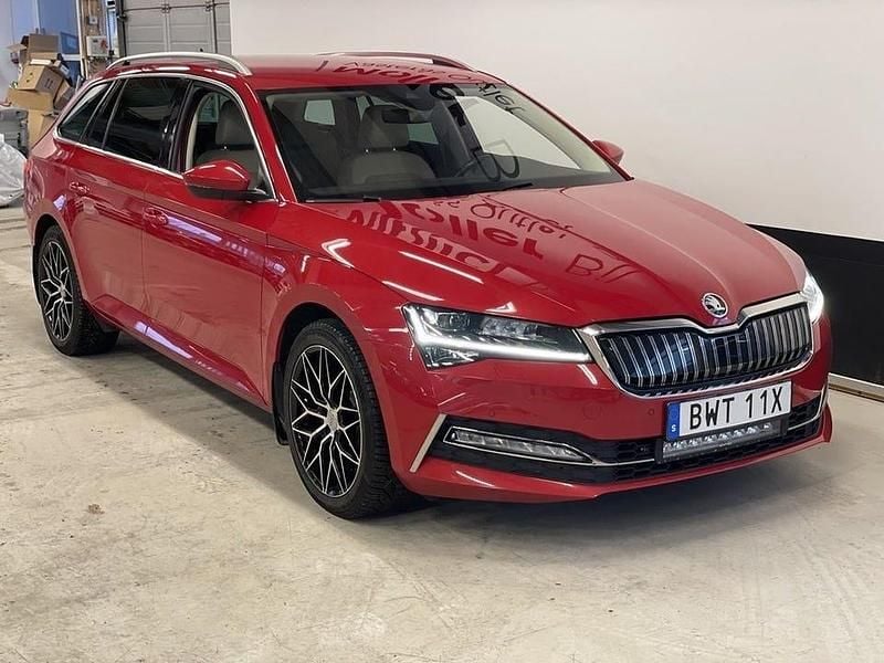 Röd Begagnad 2020 Skoda Superb Kombi | 269 900 kr (Marknadspris) - Bild 1/3