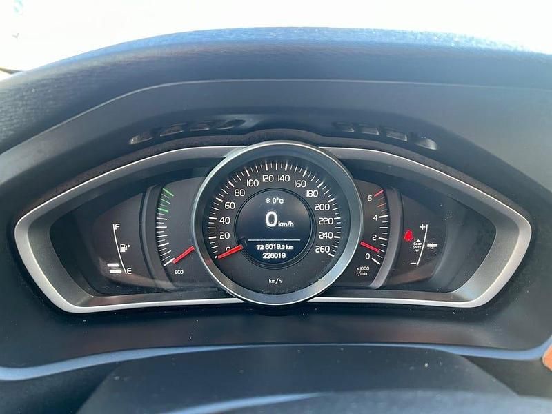 Begagnad Volvo V40 Momentum 120 HK (88 kW) 2016 Svart