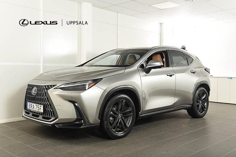 Ljusgrå Begagnad 2024 Lexus NX450h+ Executive Line SUV | 629 900 kr (Marknadspris) - Bild 1/4