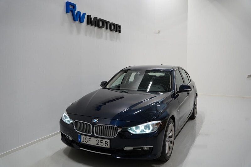 Blå Begagnad 2012 BMW 328 Sedan | 138 800 kr (Marknadspris) - Bild 1/4