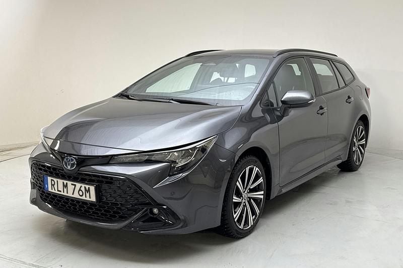 Mörkgrå Begagnad 2023 Toyota Corolla Active Kombi | 254 800 kr (Bra pris) - Bild 1/4