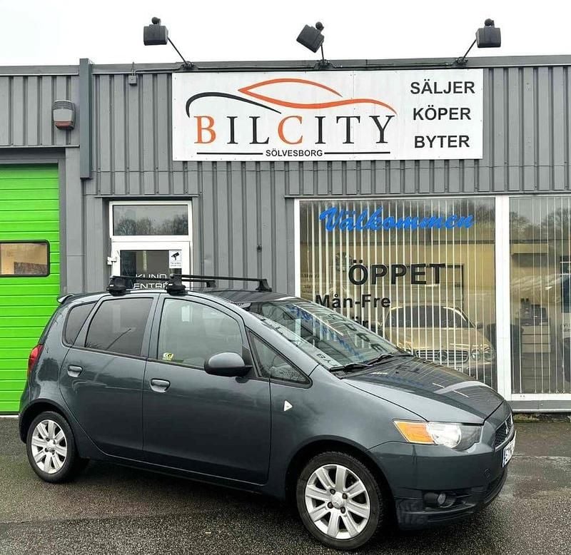 Grå Begagnad 2012 Mitsubishi Colt Halvkombi | 33 900 kr (Lite dyr) - Bild 1/4