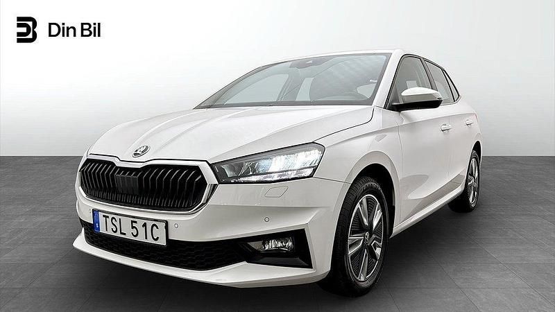 Vit (candy white) Begagnad 2023 Skoda Fabia Style Halvkombi | 216 900 kr (Marknadspris) - Bild 1/4