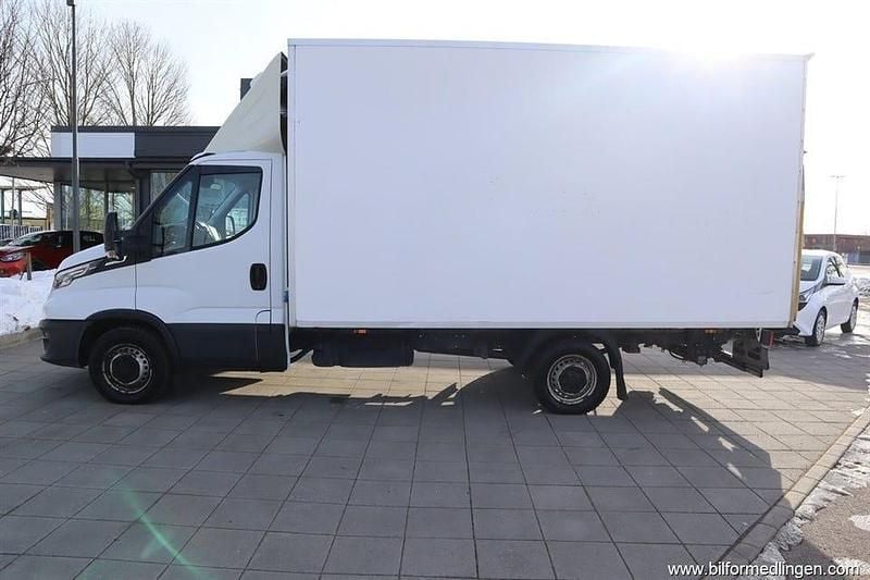 Begagnad Iveco Daily 156 HK (114 kW) 2021 Vit svart