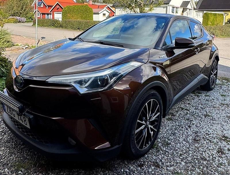 Brun Begagnad 2017 Toyota C-HR Executive SUV | 180 000 kr (Marknadspris) - Bild 1/4