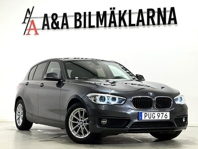 Grå Begagnad 2017 BMW 118 Advantage Halvkombi | 169 900 kr (Bra pris) - Bild 1/4