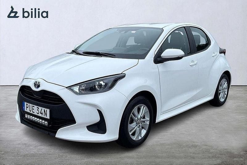 Vit Begagnad 2023 Toyota Yaris Hybrid Active Halvkombi | 219 900 kr (Marknadspris) - Bild 1/4