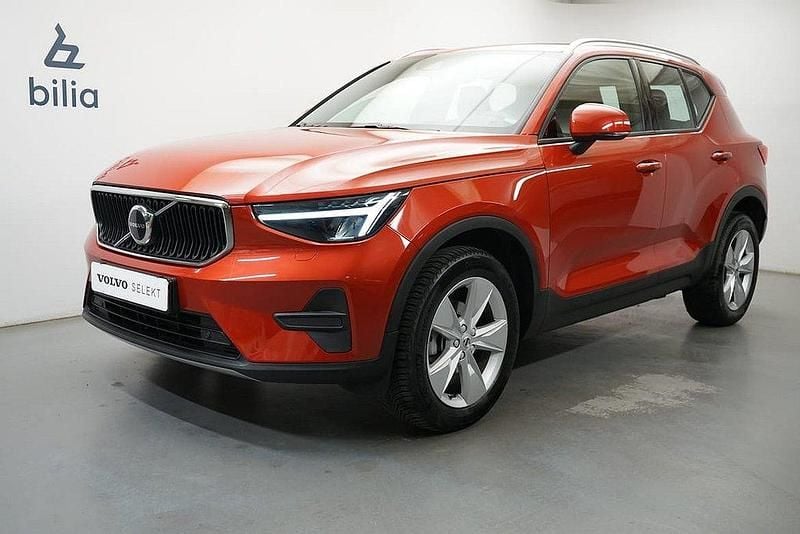 Röd Begagnad 2022 Volvo XC40 Core SUV | 309 900 kr (Marknadspris) - Bild 1/3