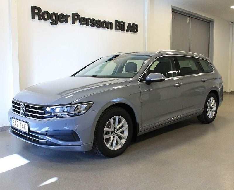 Grå Begagnad 2023 VW Passat Kombi | 299 000 kr (Bra pris) - Bild 1/4