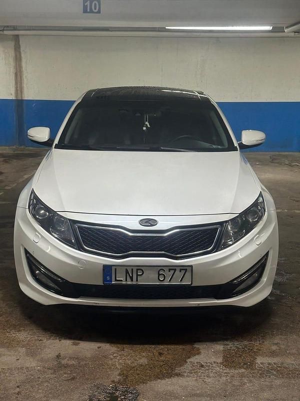 Pärlvit metallic Begagnad 2012 Kia Optima Sedan | 95 000 kr (Marknadspris) - Bild 1/4