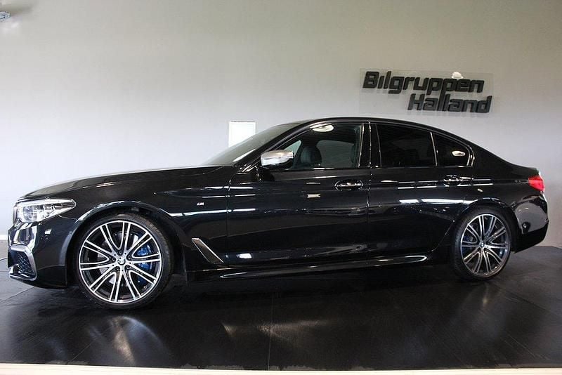 Svart (svart sapphire metallic ) Begagnad 2017 BMW M550 Shadowline Sedan | 409 900 kr (Bra pris) - Bild 1/3