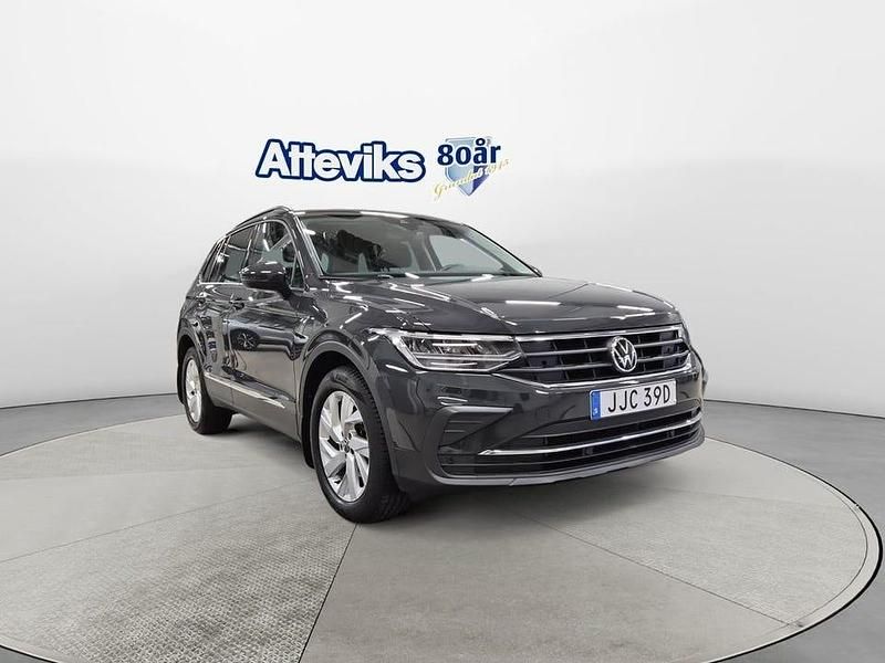 Grå Begagnad 2021 VW Tiguan SUV | 284 900 kr (Marknadspris) - Bild 1/4
