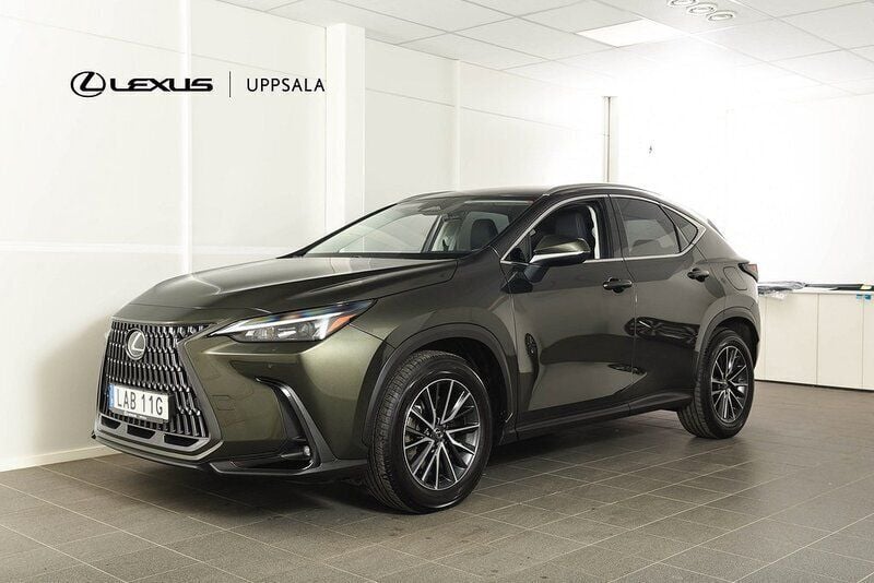 Grön Begagnad 2023 Lexus NX450h+ Business Edition SUV | 579 900 kr (Marknadspris) - Bild 1/4