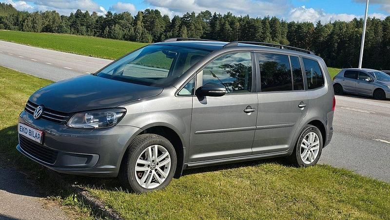 Mörkgrå Begagnad 2014 VW Touran Minibuss | 87 900 kr - Bild 1/4