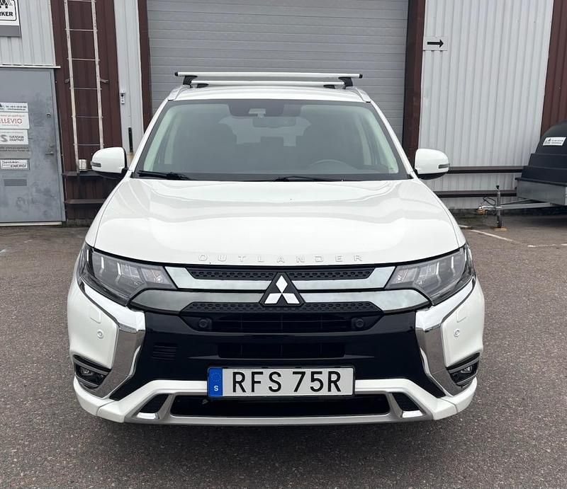 Vit Begagnad 2020 Mitsubishi Outlander P-HEV Edition SUV | 210 000 kr (Marknadspris) - Bild 1/4