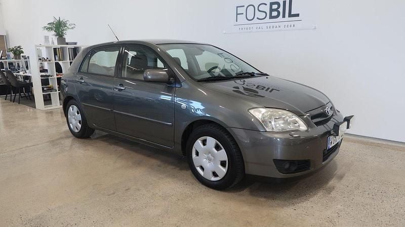 Grå Begagnad 2004 Toyota Corolla Halvkombi | 49 900 kr (Marknadspris) - Bild 1/3