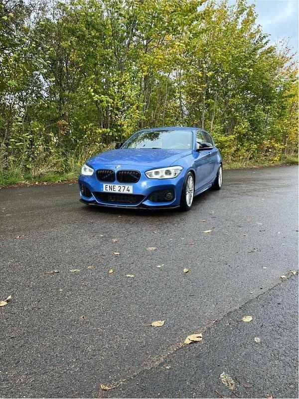 Blå Begagnad 2019 BMW 120 M Sport Halvkombi | 219 900 kr (Lite dyr) - Bild 1/4