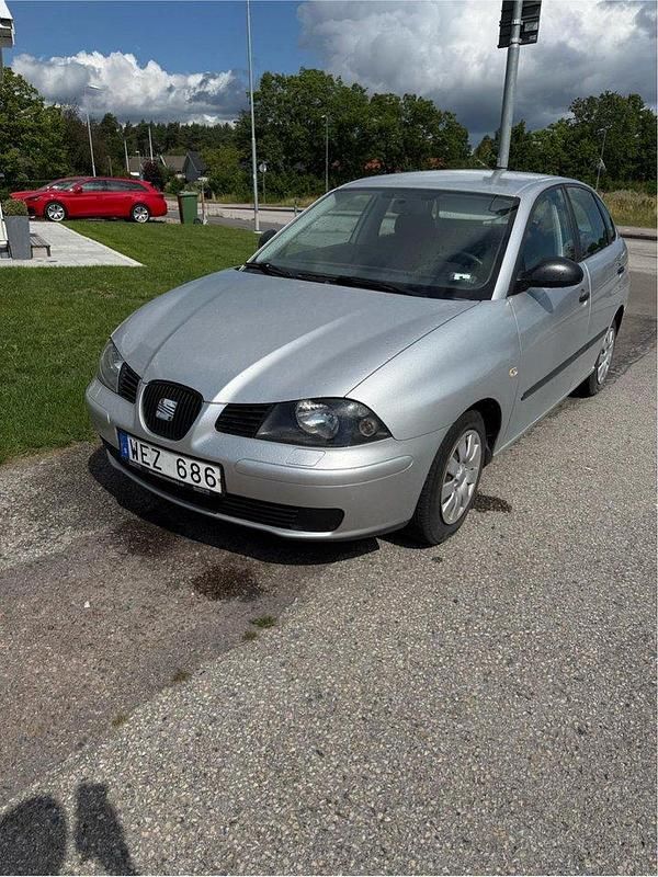 Silver Begagnad 2005 Seat Ibiza Halvkombi | 32 000 kr - Bild 1/4