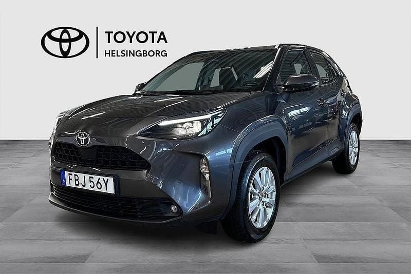 Mörkgrå Begagnad 2024 Toyota Yaris Cross Active SUV | 289 900 kr (Marknadspris) - Bild 1/3