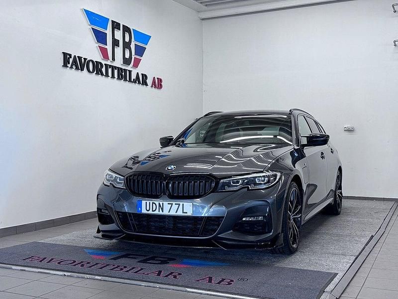 Grå Begagnad 2020 BMW 330e Kombi | 309 000 kr (Lite dyr) - Bild 1/4
