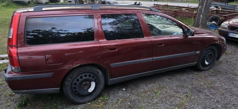 Röd Begagnad 2001 Volvo V70 Kombi | 8 000 kr (Bra pris) - Bild 1/4