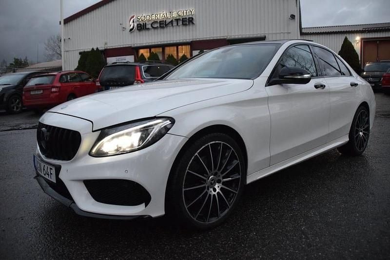 Vit Begagnad 2015 Mercedes C300 AMG Sedan | 239 900 kr (Lite dyr) - Bild 1/4