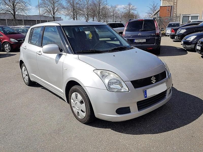 Begagnad 2005 Suzuki Swift GL Halvkombi | 16 500 kr (Superpris) - Bild 1/4