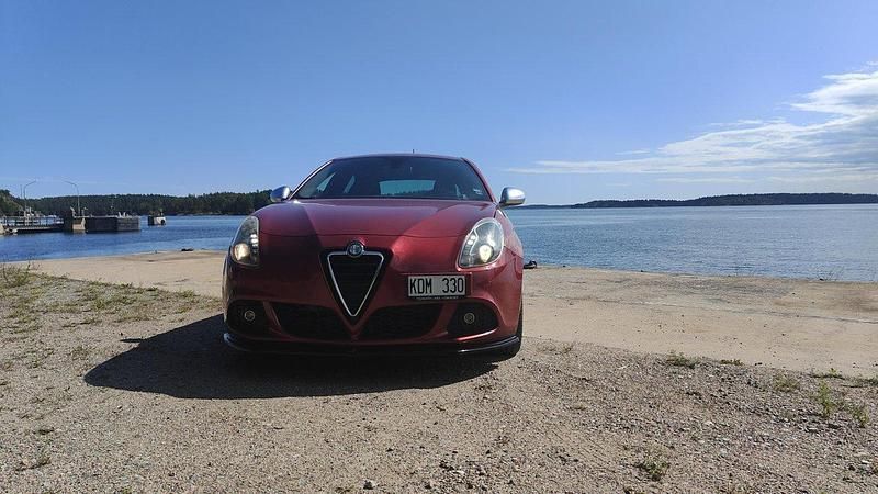 Röd Begagnad 2012 Alfa Romeo Giulietta Quadrifoglio Halvkombi | 100 000 kr (Marknadspris) - Bild 1/4