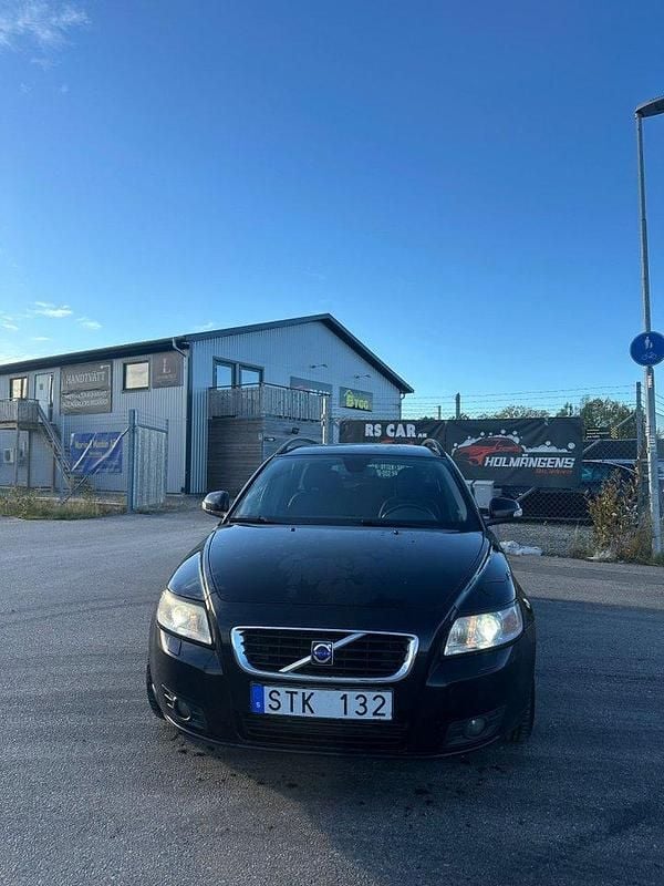 Svart Begagnad 2010 Volvo V50 Momentum Kombi | 45 500 kr (Marknadspris) - Bild 1/4