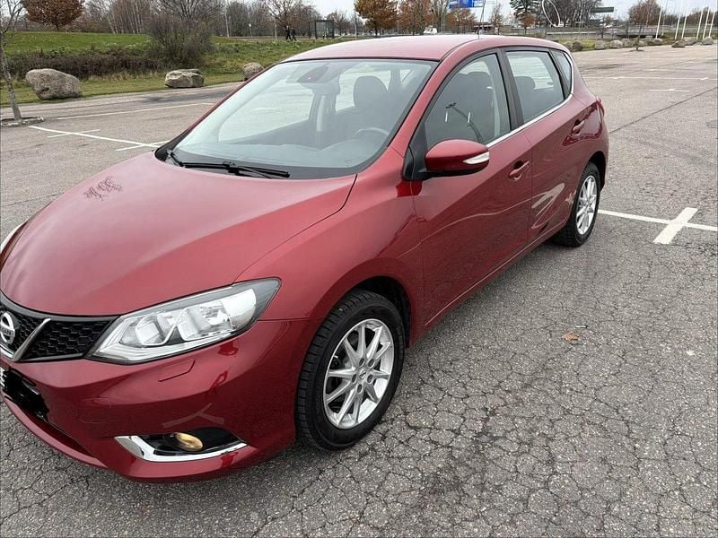 Röd Begagnad 2017 Nissan Pulsar Halvkombi | 105 000 kr (Marknadspris) - Bild 1/4