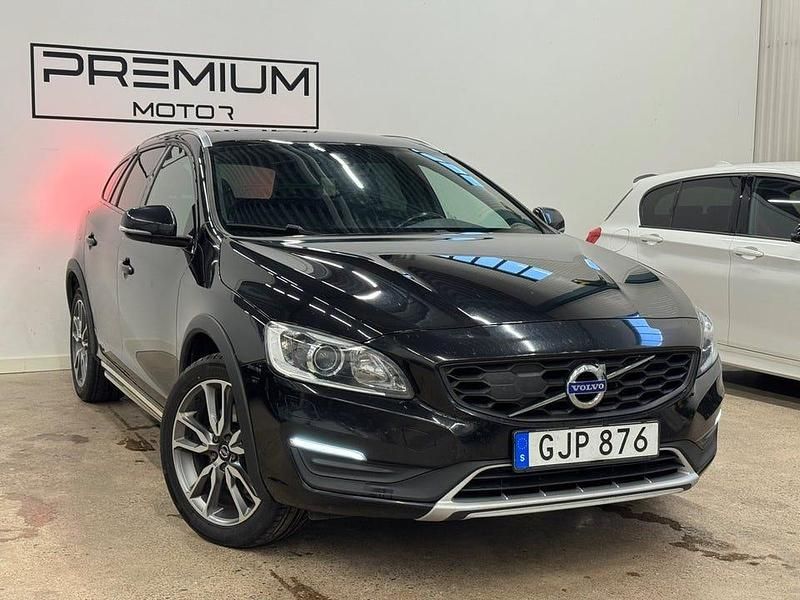 Svart Begagnad 2015 Volvo V60 CC Summum Kombi | 189 900 kr (Marknadspris) - Bild 1/4