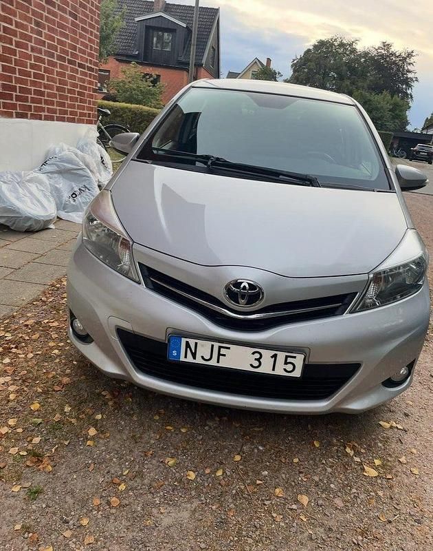 Silver Begagnad 2013 Toyota Yaris Active Halvkombi | 79 900 kr (Marknadspris) - Bild 1/4