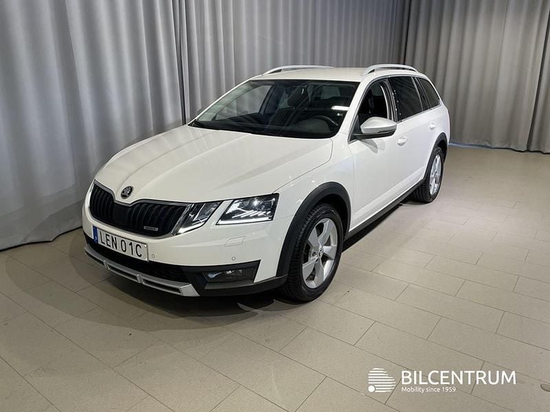 Vit Begagnad 2019 Skoda Octavia Scout Kombi | 214 900 kr - Bild 1/4
