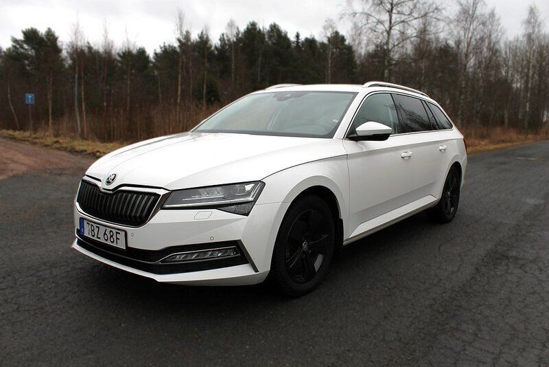 Vit Begagnad 2021 Skoda Superb Business Line Kombi | 226 900 kr (Lite dyr) - Bild 1/4