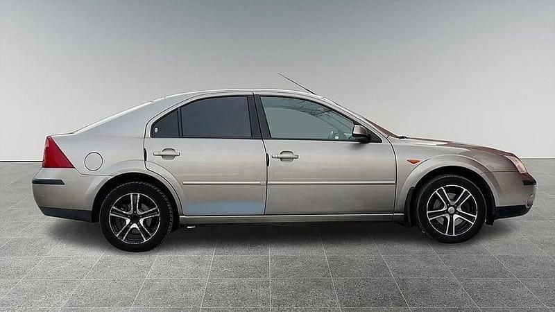 Begagnad Ford Mondeo Ghia 147 HK (108 kW) 2002 Silver Halvkombi
