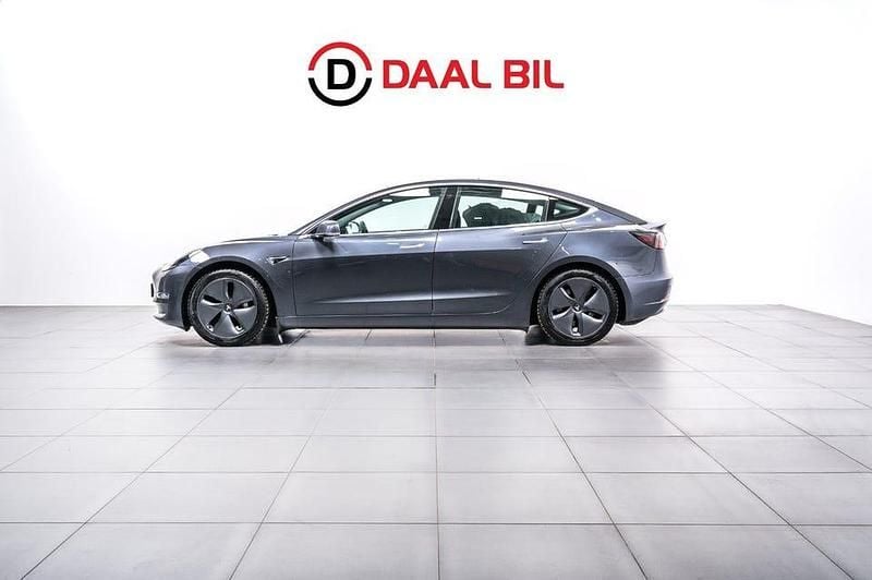 Grå Begagnad 2019 Tesla Model 3 Long Range AWD Sedan | 289 700 kr (Bra pris) - Bild 1/4