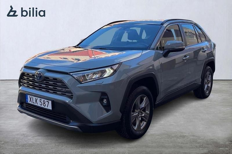 Grön Begagnad 2023 Toyota RAV4 Hybrid Active SUV | 364 900 kr (Marknadspris) - Bild 1/3