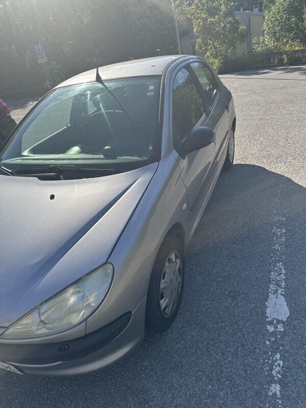 Grå Begagnad 2002 Peugeot 206 Halvkombi | 14 500 kr (Marknadspris) - Bild 1/4
