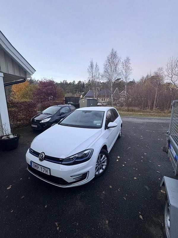Vit Begagnad 2019 VW e-Golf Halvkombi | 168 000 kr (Marknadspris) - Bild 1/4