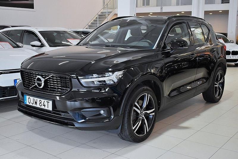 Svart Begagnad 2021 Volvo XC40 R-Design SUV | 359 000 kr (Marknadspris) - Bild 1/4