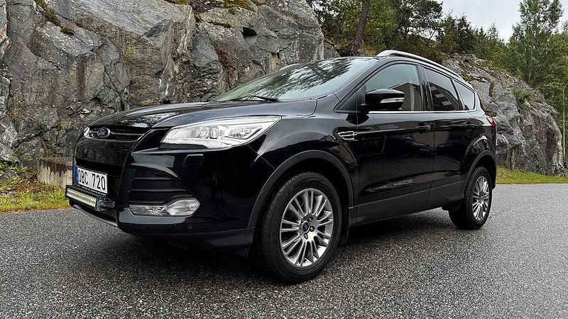 Svart Begagnad 2013 Ford Kuga Titanium SUV | 116 900 kr (Marknadspris) - Bild 1/4