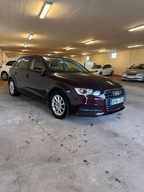 Röd Begagnad 2014 Audi A3 Sportback Attraction Halvkombi | 164 999 kr (Marknadspris) - Bild 1/4
