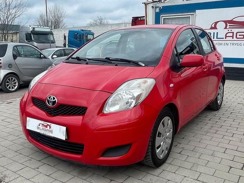 Röd Begagnad 2009 Toyota Yaris Halvkombi | 59 900 kr (Marknadspris) - Bild 1/4