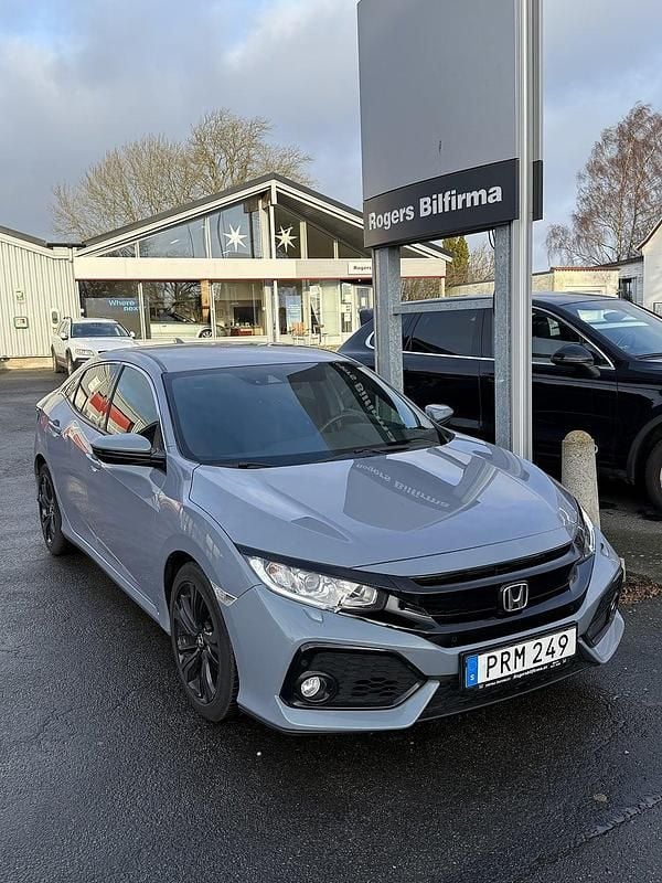 Grå Begagnad 2018 Honda Civic Elegance Halvkombi | 174 900 kr (Marknadspris) - Bild 1/4