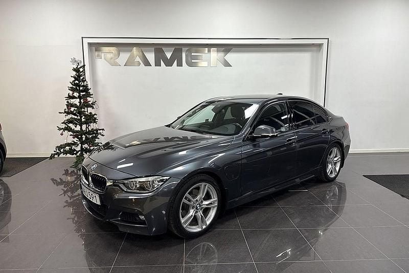 Grå Begagnad 2016 BMW 330e M Sport Sedan | 179 000 kr (Marknadspris) - Bild 1/4