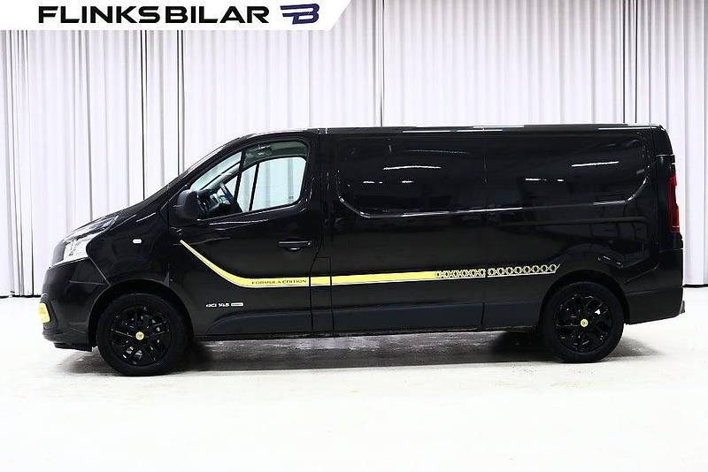 Svart metallic Begagnad 2018 Renault Trafic Minibuss | 158 750 kr (Marknadspris) - Bild 1/4